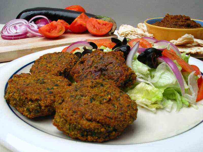 Falafel na tanjiru sa povrćem