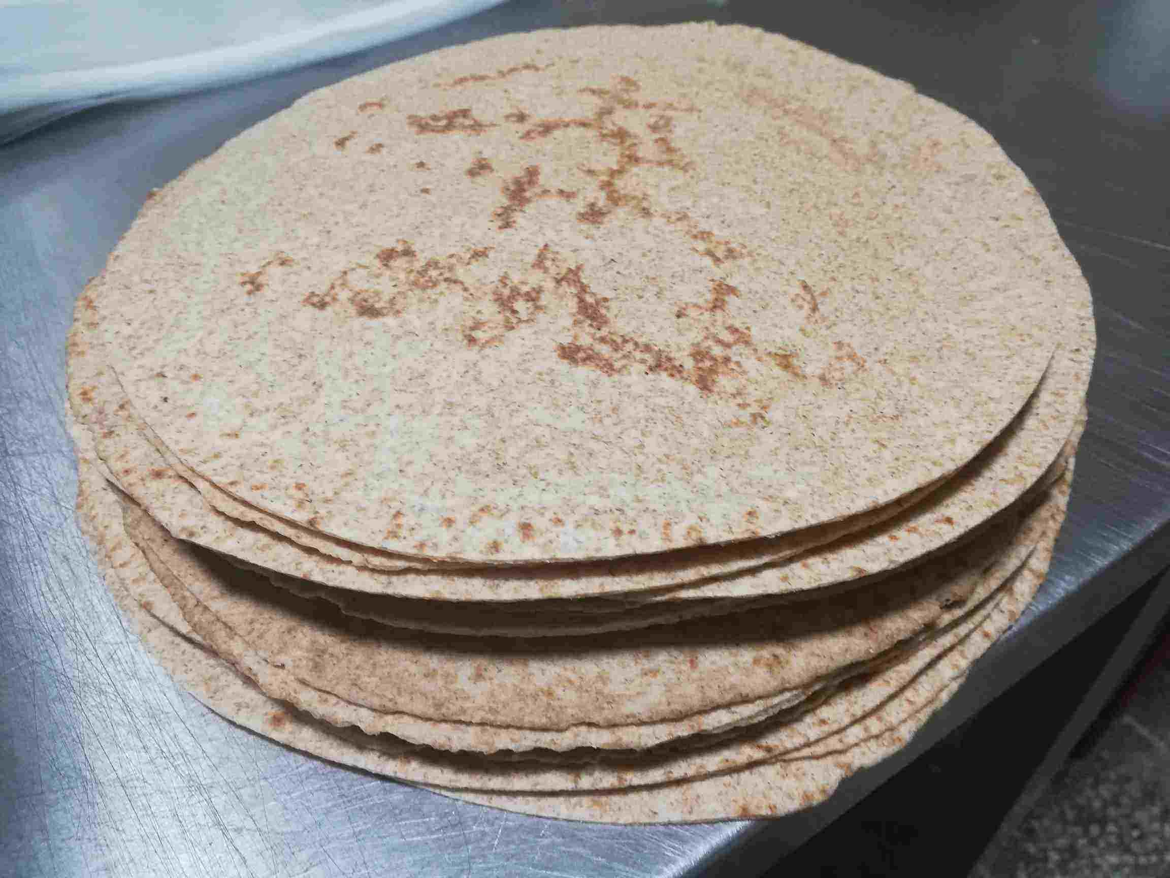Integralne tortilje na stolu