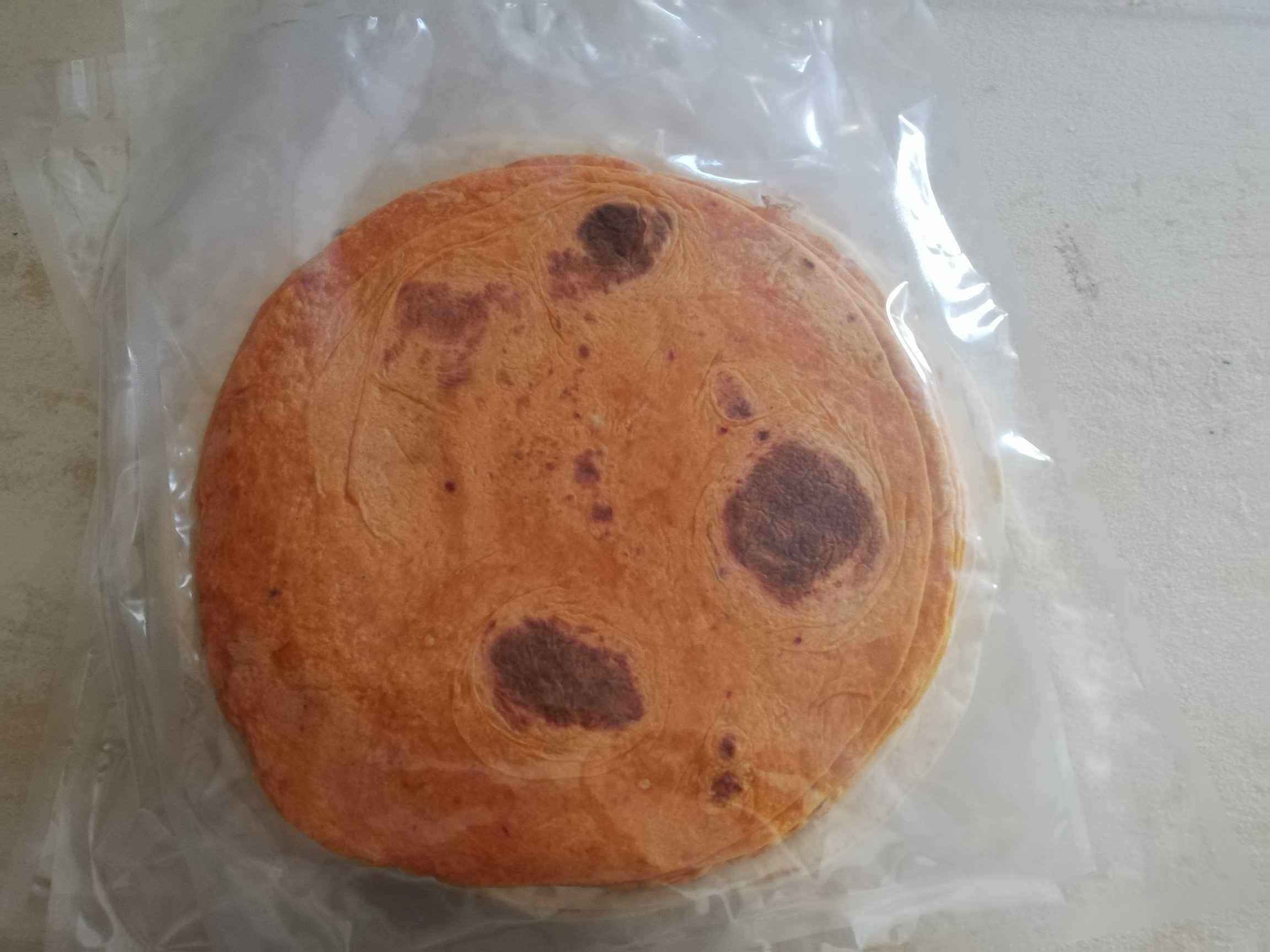 Crvena tortilja sa paradajzom i paprikom